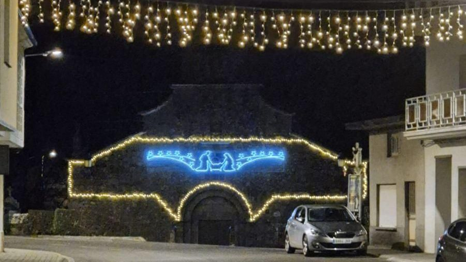 La iglesia de San Xoán de Río, decorada estas navidades.