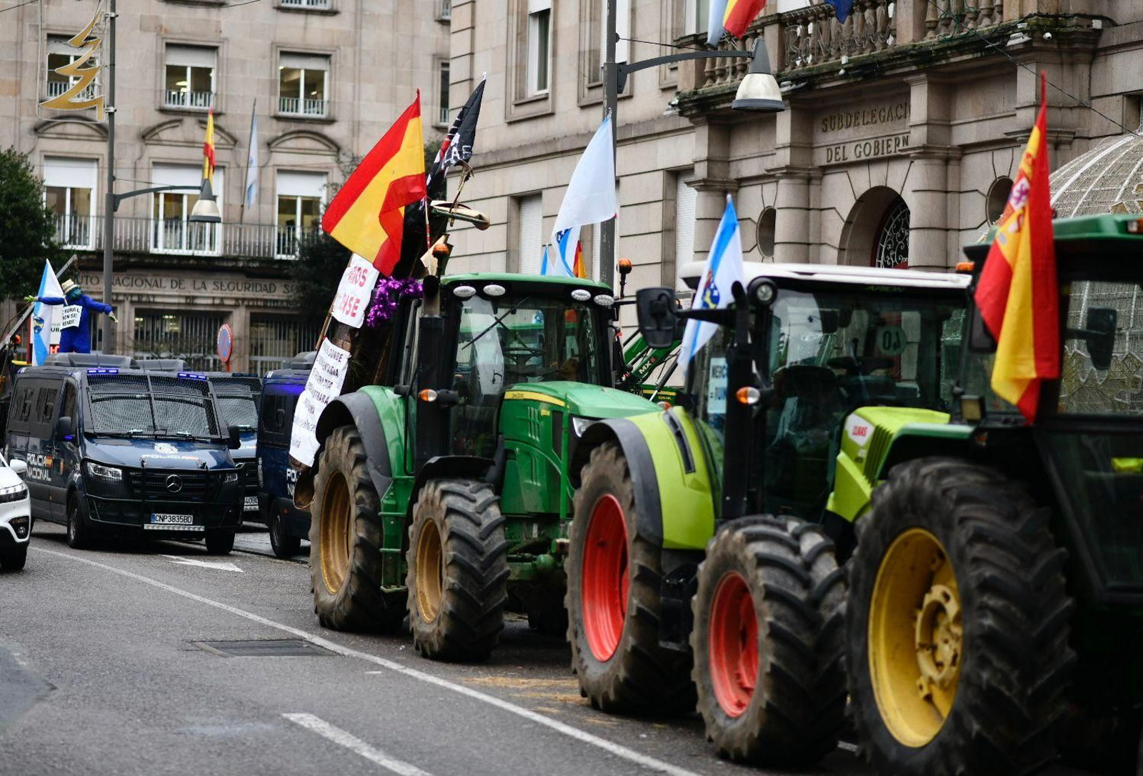 Tractores aparcados delante de la Subdelegación