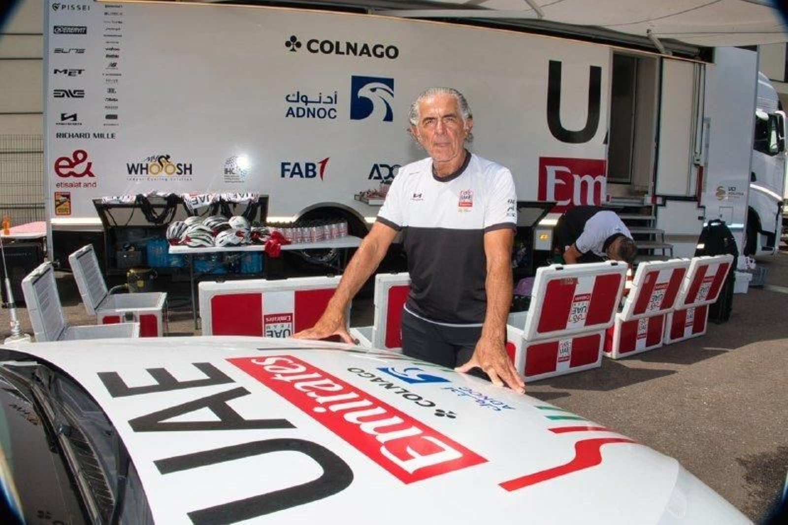 El masajista y auxiliar ponteareano José Teixeira posa en el parque que el UAE montó con su enorme logística en                             el hotel Attica 21, en Samil.