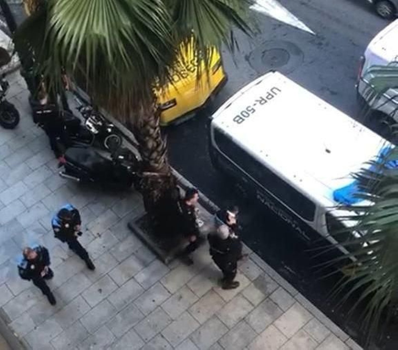 Momento en el que presunto autor de los hechos, detenido, es trasladado al furgón policial.
