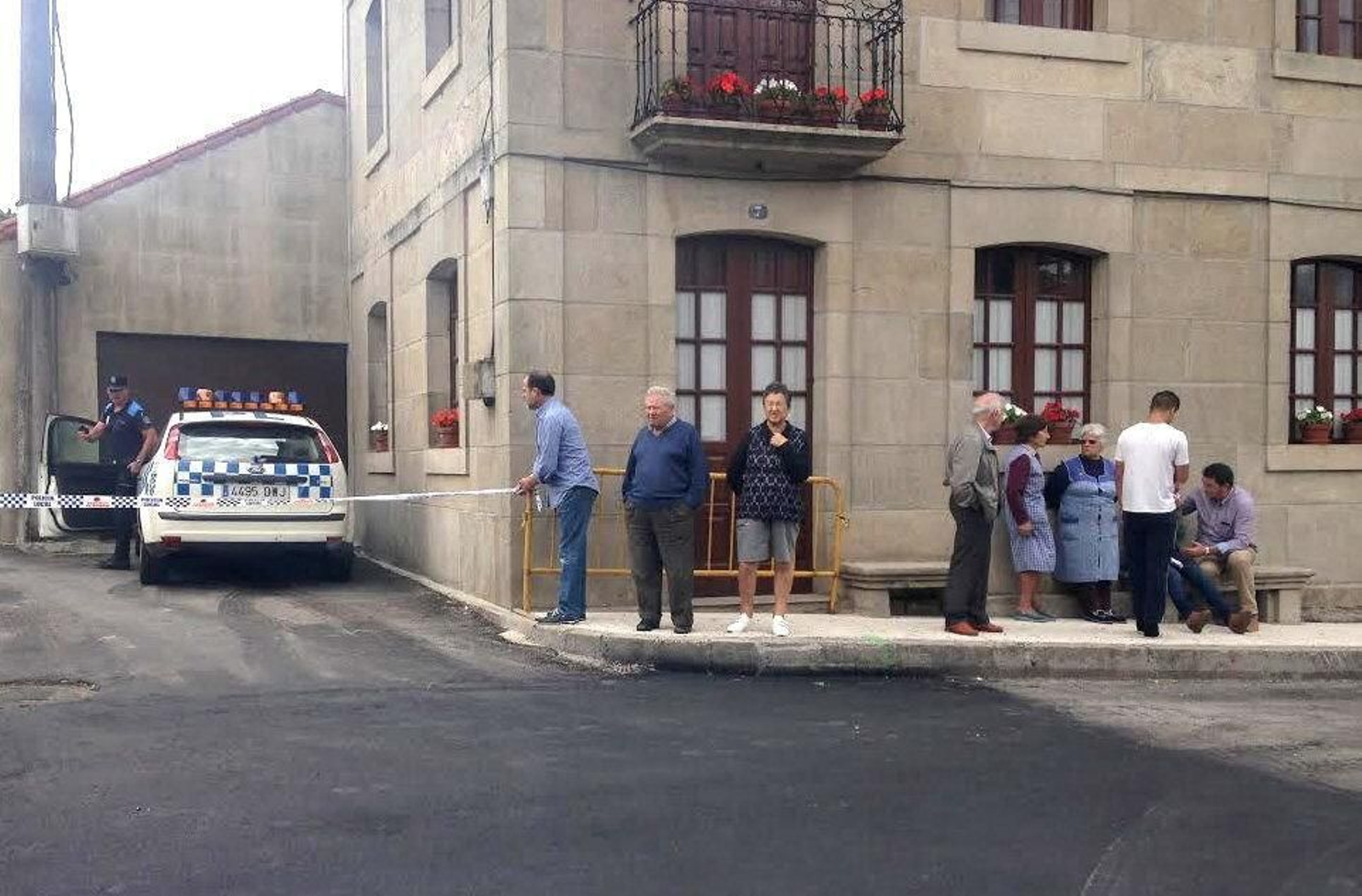 Vecinos de Moraña conversan en las inmediaciones de la casa.
