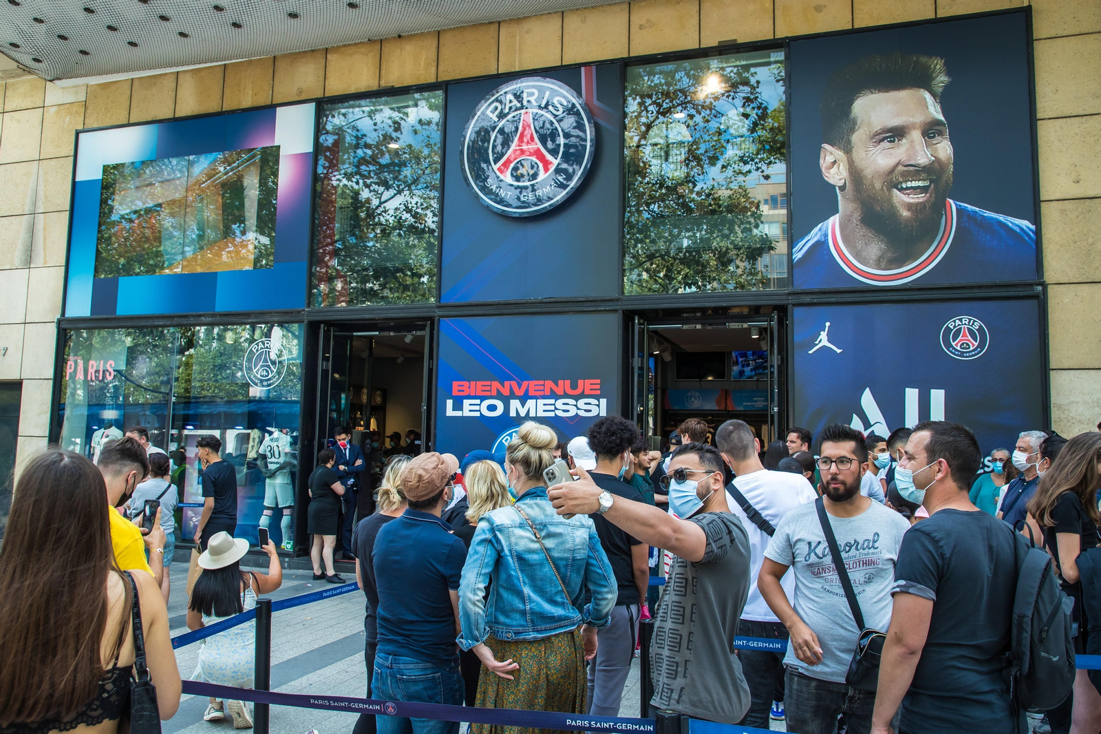 Avalancha de aficionados para comprar la camiseta de Messi con el Paris Saint Germain.