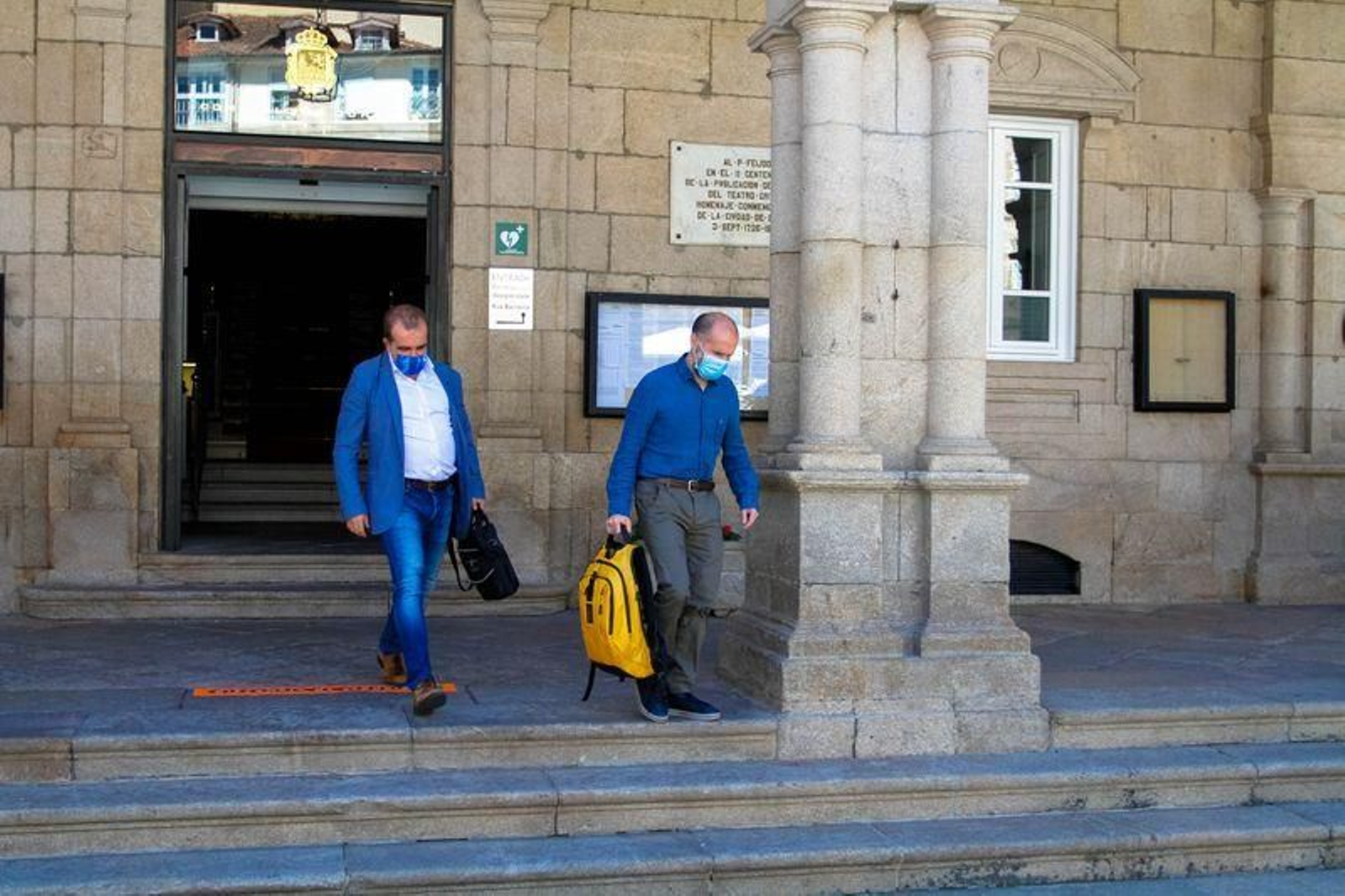 Gonzalo Pérez Jácome, saliendo de la casa consistorial con Francisco Cacharro, el coordinador general (ANDRÉS CACHALVITE).