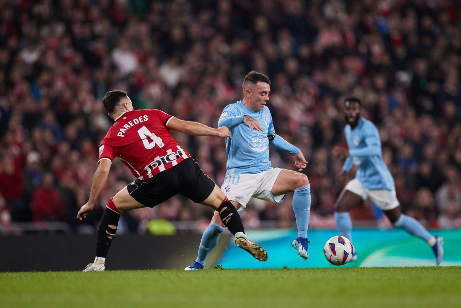 Iago Aspas intenta regatear a Paredes en el partido contra el Athletic, jugado el viernes 10 de noviembre.