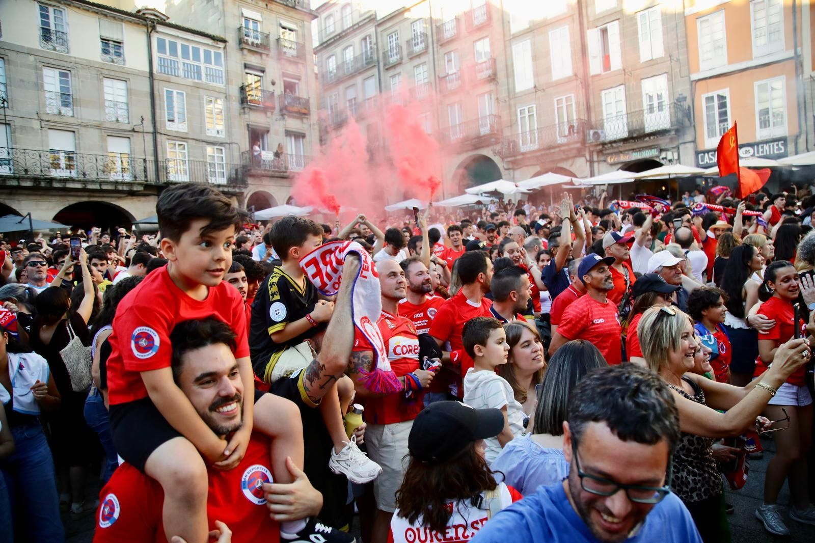 Galería | La afición de la UD Ourense sale a las calle de Ourense para disfrutar del ascenso a Primera Federación, en fotos
