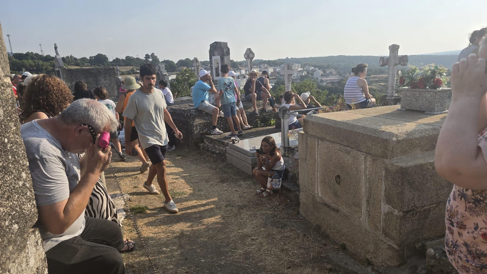 Galería | Un cementerio para mirar al cielo: un silencioso mirador para el eclipse total solar