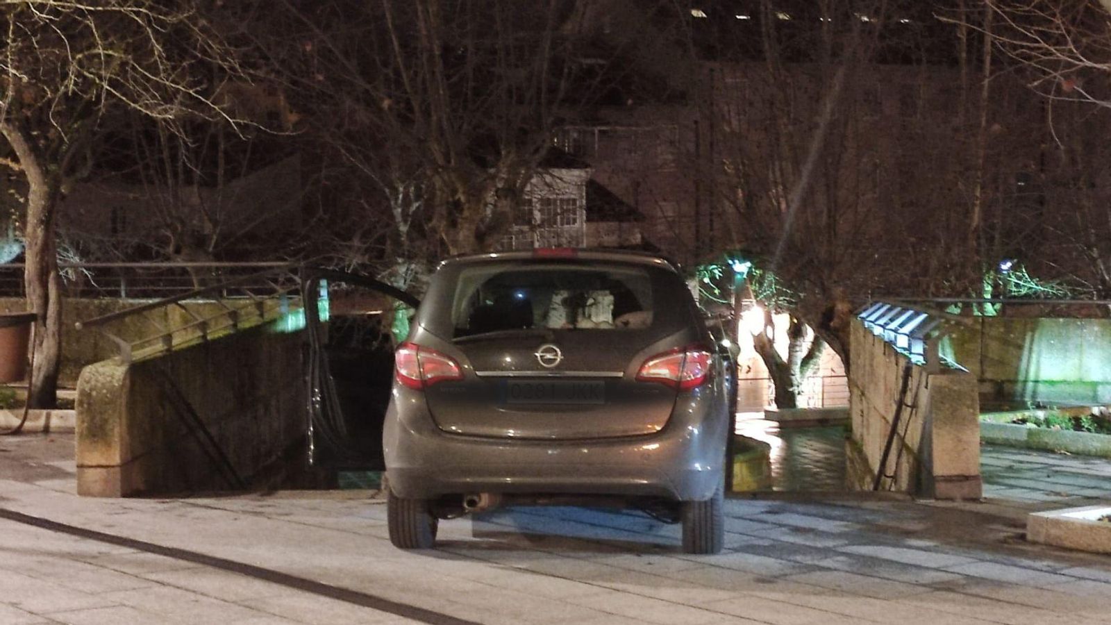 Así quedó el coche, justo a punto de caer por las escaleras de piedra que hay frente a la fuente de la plaza de As Mercedes.