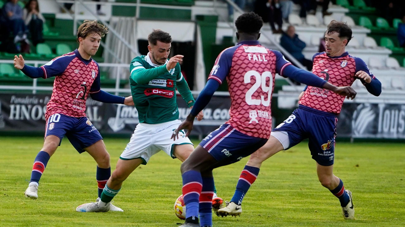 El Coruxo cayó en el Adolfo Suárez ante el Ávila en un choque en el que empezó adelantándose.