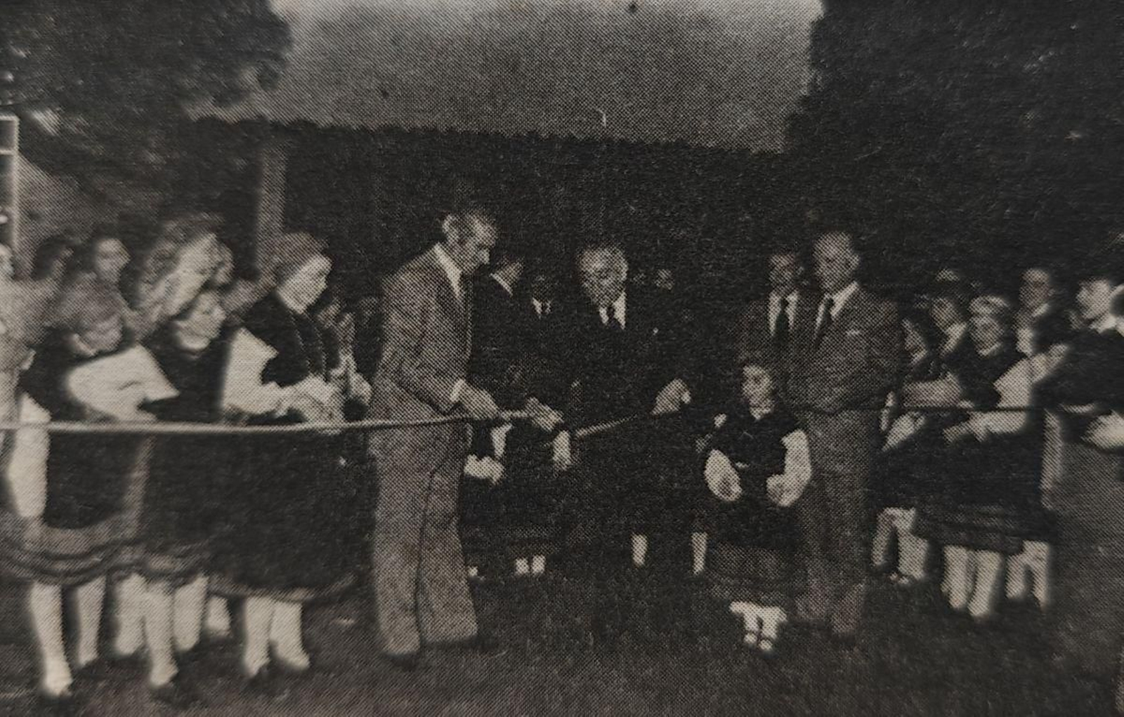 El gobernador civil, cortando la cinta que daba paso al recinto ferial.