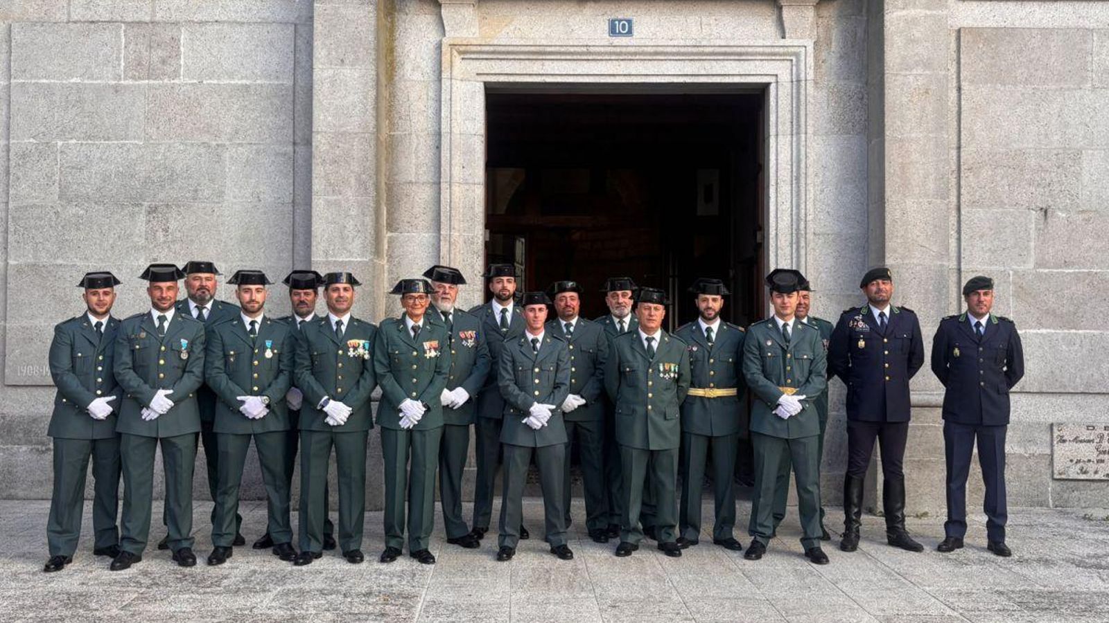 Agentes de la Guardia Civil, junto a miembros de la GNR lusa.