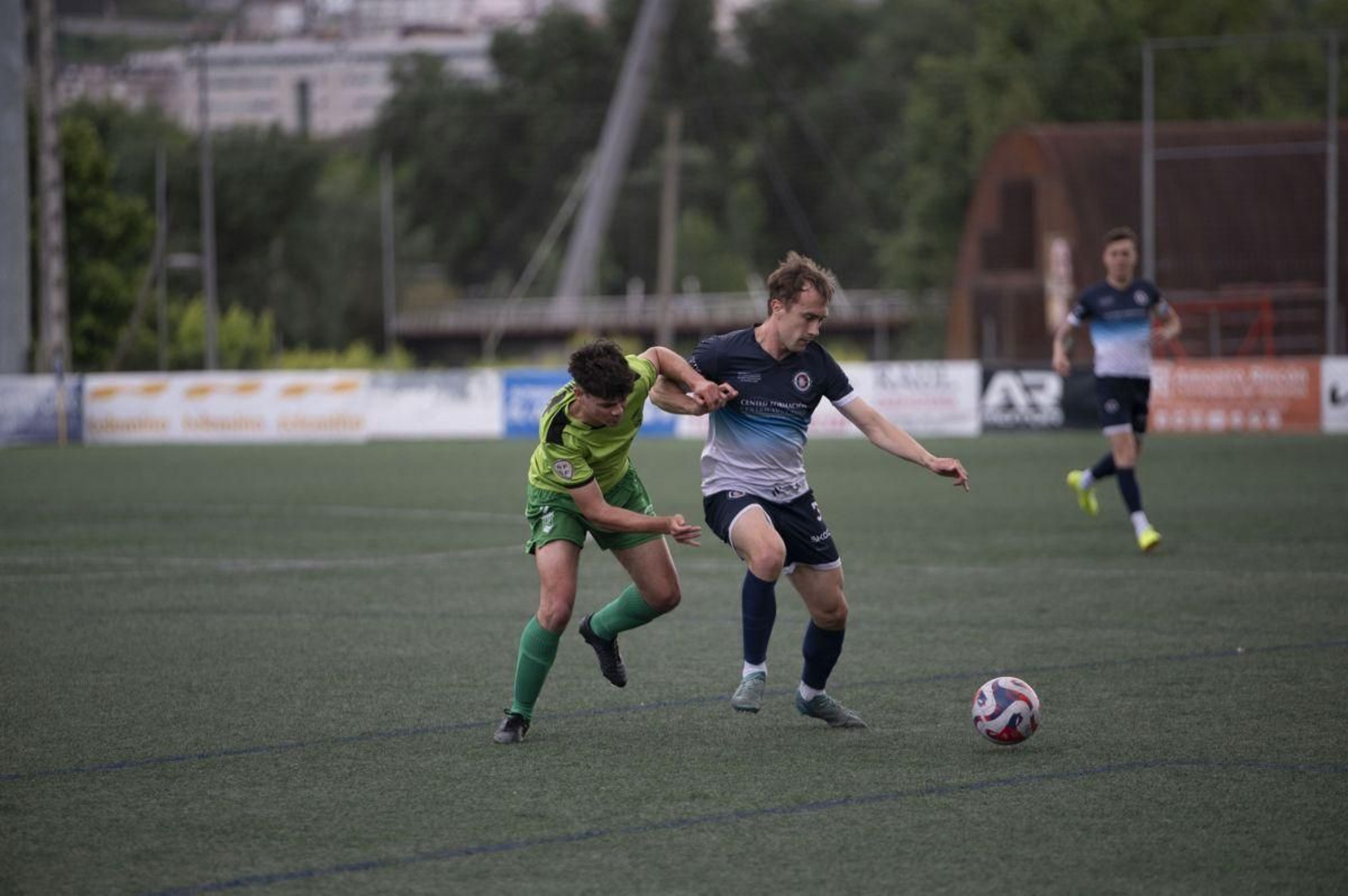 Álex Vázquez protege la pelota ante la insistente presión rival, en un partido del Cented en Oira.