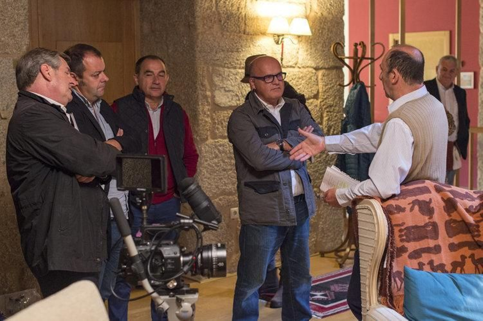 El presidente de la Diputación, Manuel Baltar, charla con el actor Manuel Manquiña en un descanso del rodaje.