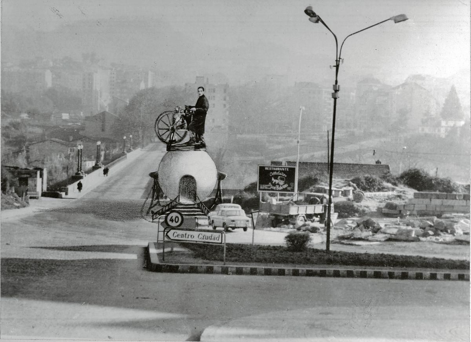 Este monumento al afilador se inahuguraba a las doce del 28 de diciembre de 1967 a la entrada del puente nuevo para que lo vieran los que venían de Vigo. Dentro había un museo del oficio.