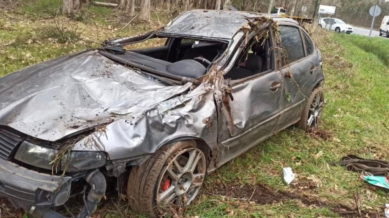 Un coche volcó en Teo (A Coruña) en marzo de 2025 y dos personas intentaron ocultar la identidad de su conductor.