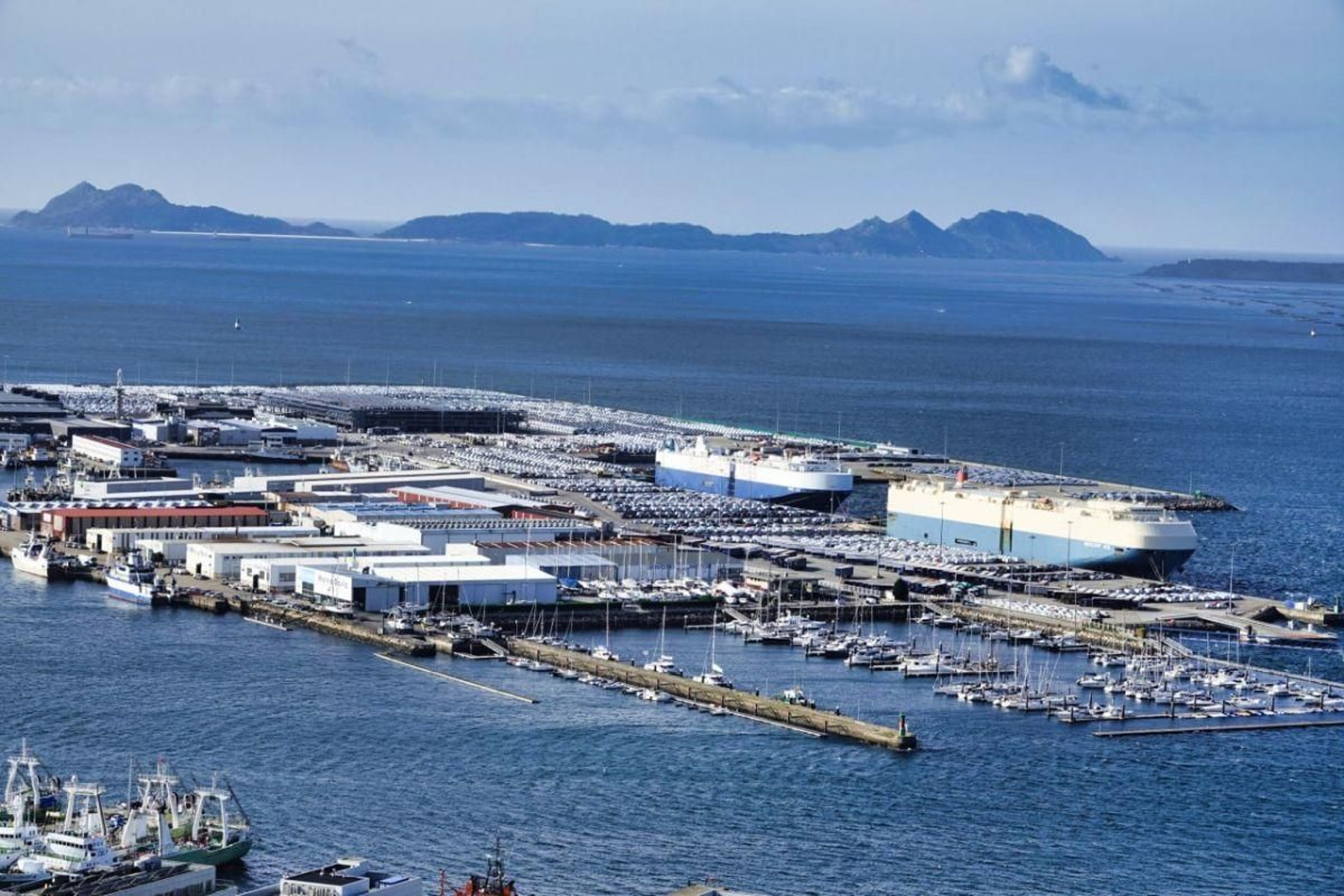 En la terminal de Bouzas operaban ayer dos grandes portacoches tratando de reducir la fuerte presión existente por miles de vehículos acumulados, dejando la campa al límite de su capacidad