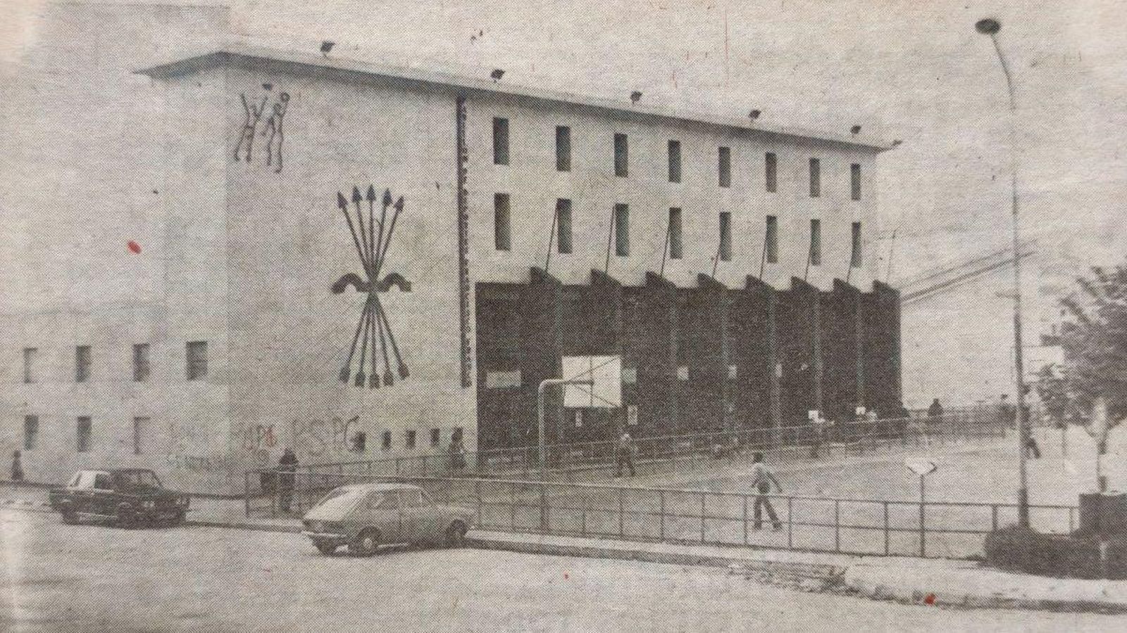 Fachada del Pabellón de Deportes con el Yugo y las Flechas.