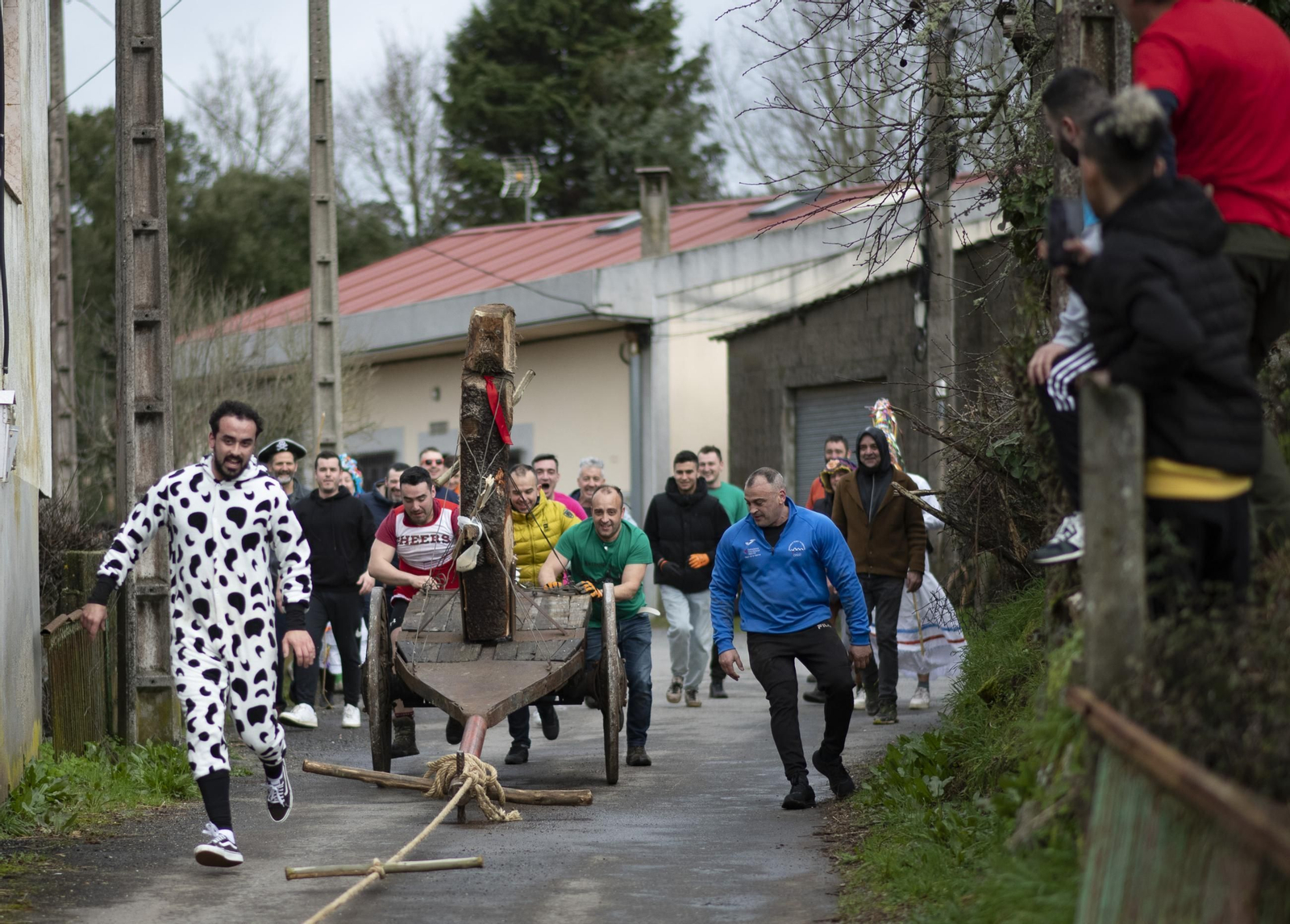 Galería | El meco Abalos recorrió As Teixugueiras, Cartelle