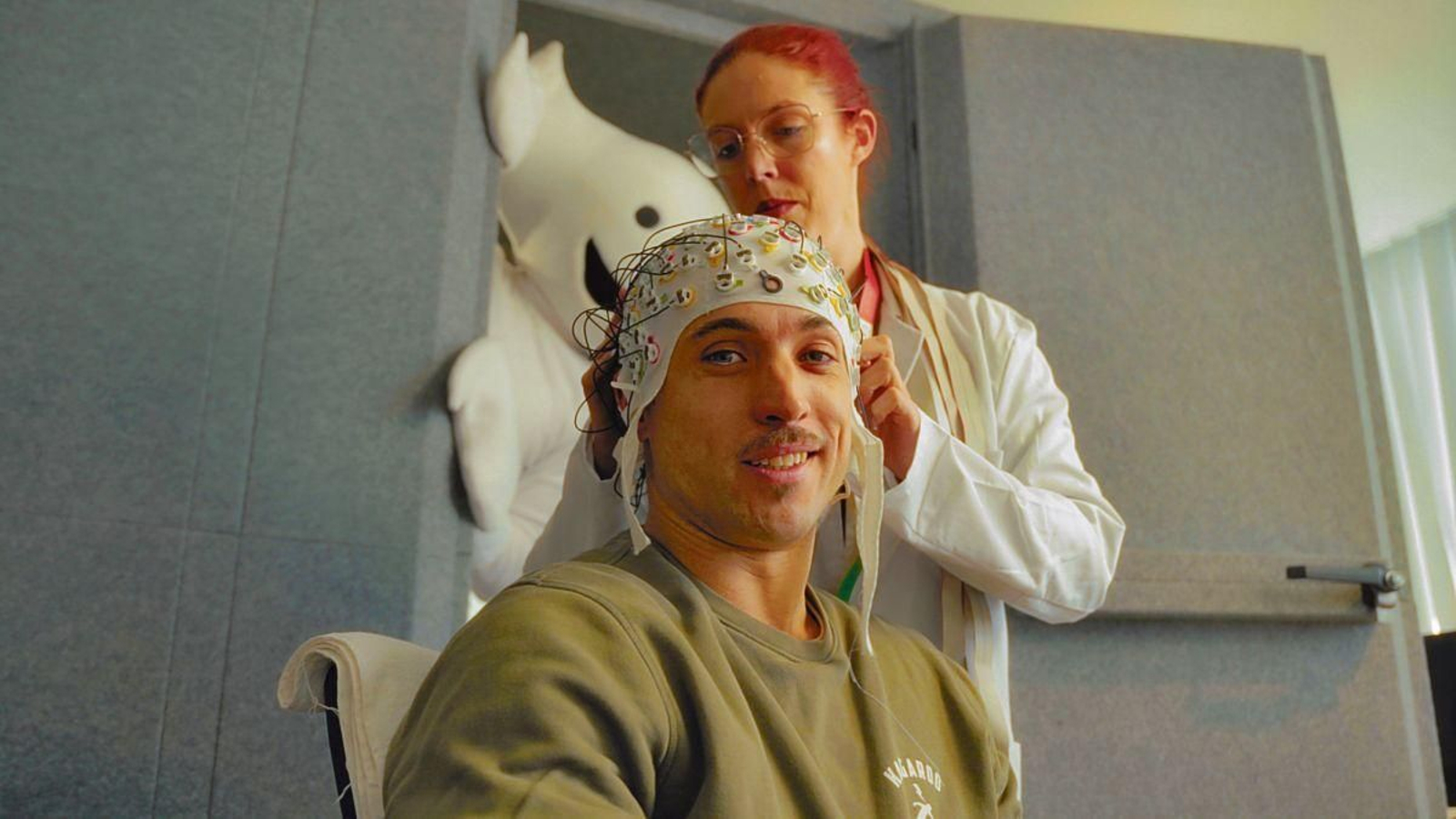 El protagonista de la segunda temporada, Robinson, con una de las investigadoras de la UVigo en un laboratorio.