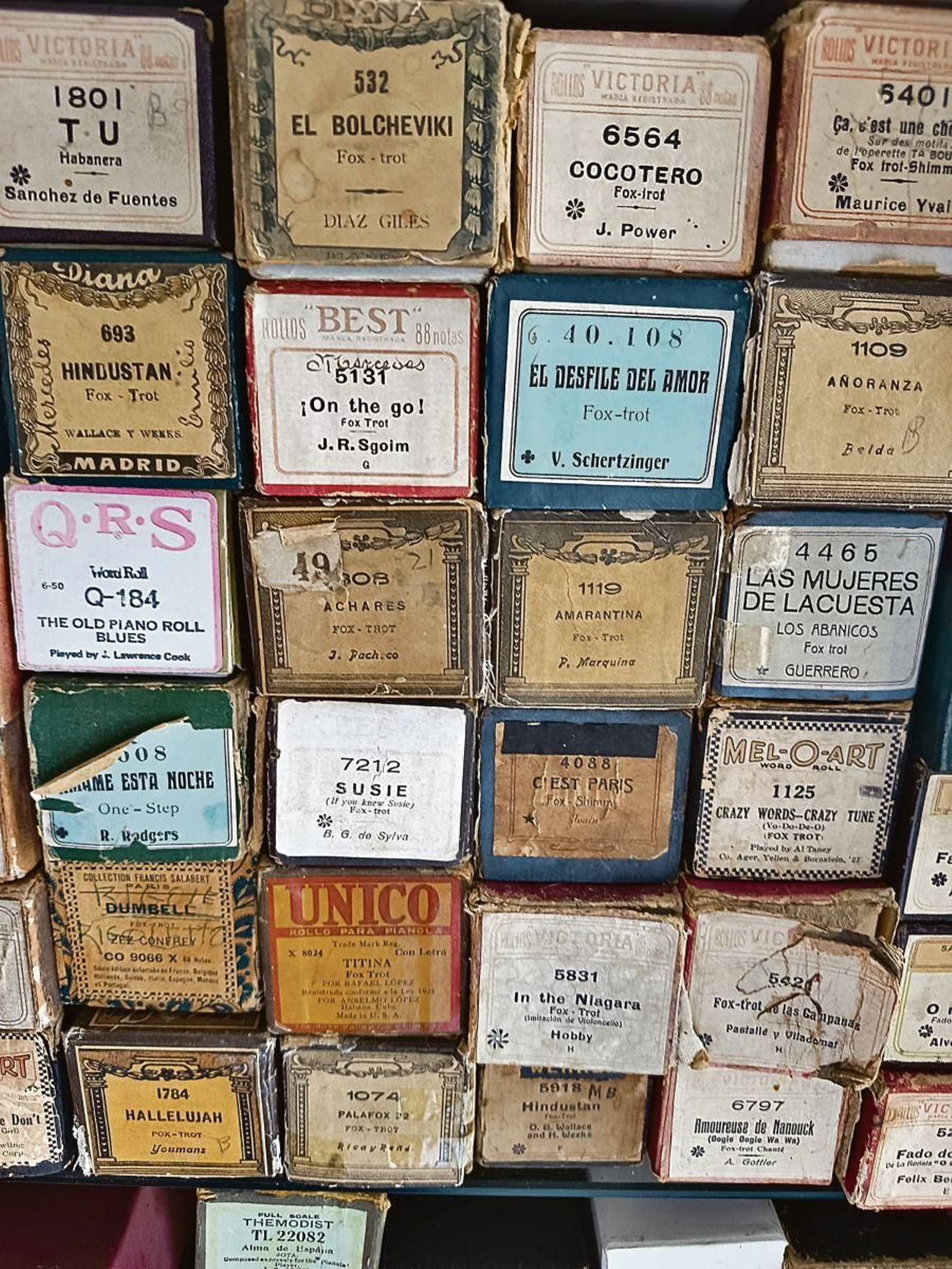 Magnífica colección de rollos para tocar en la pianola.