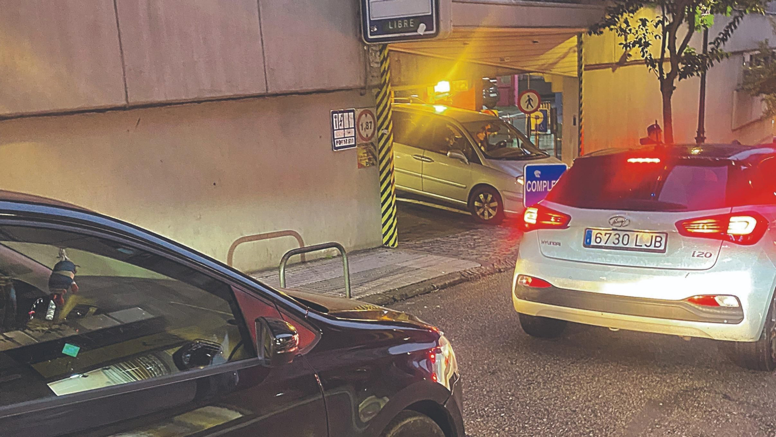 Colas a la entrada del parking de El Corte Inglés de Vigo.