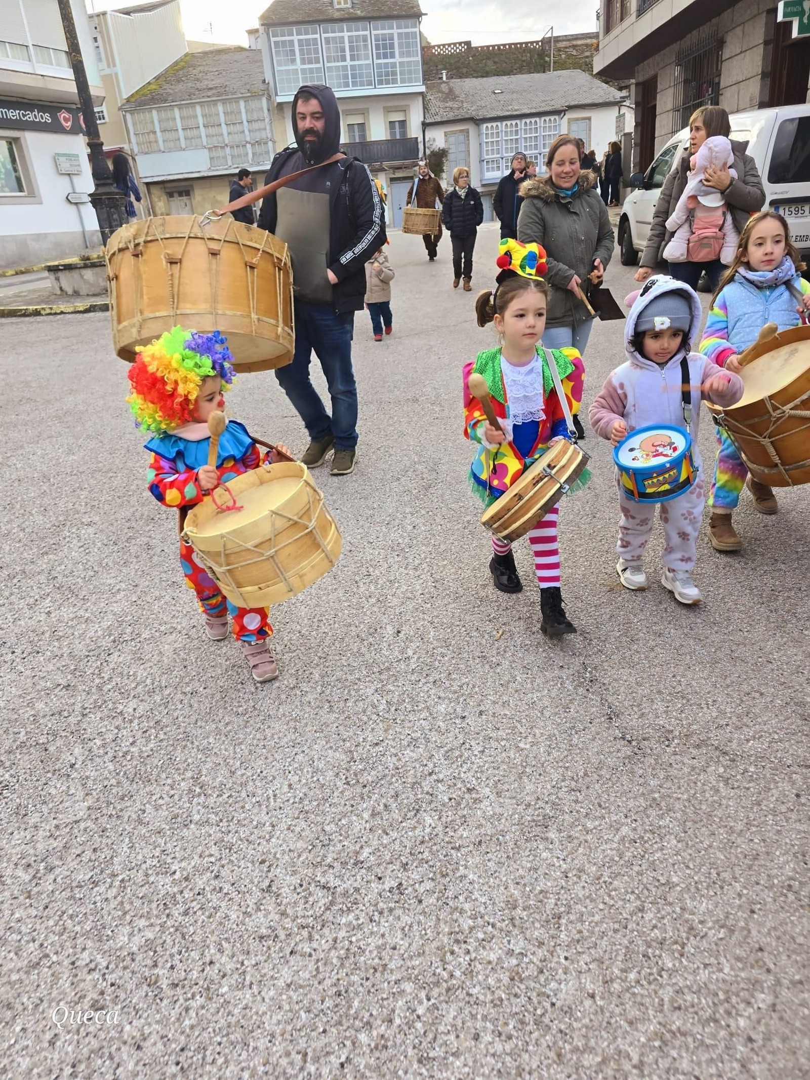 Galería | En Manzaneda, a ronda dos gusanitos é o día para os cativos