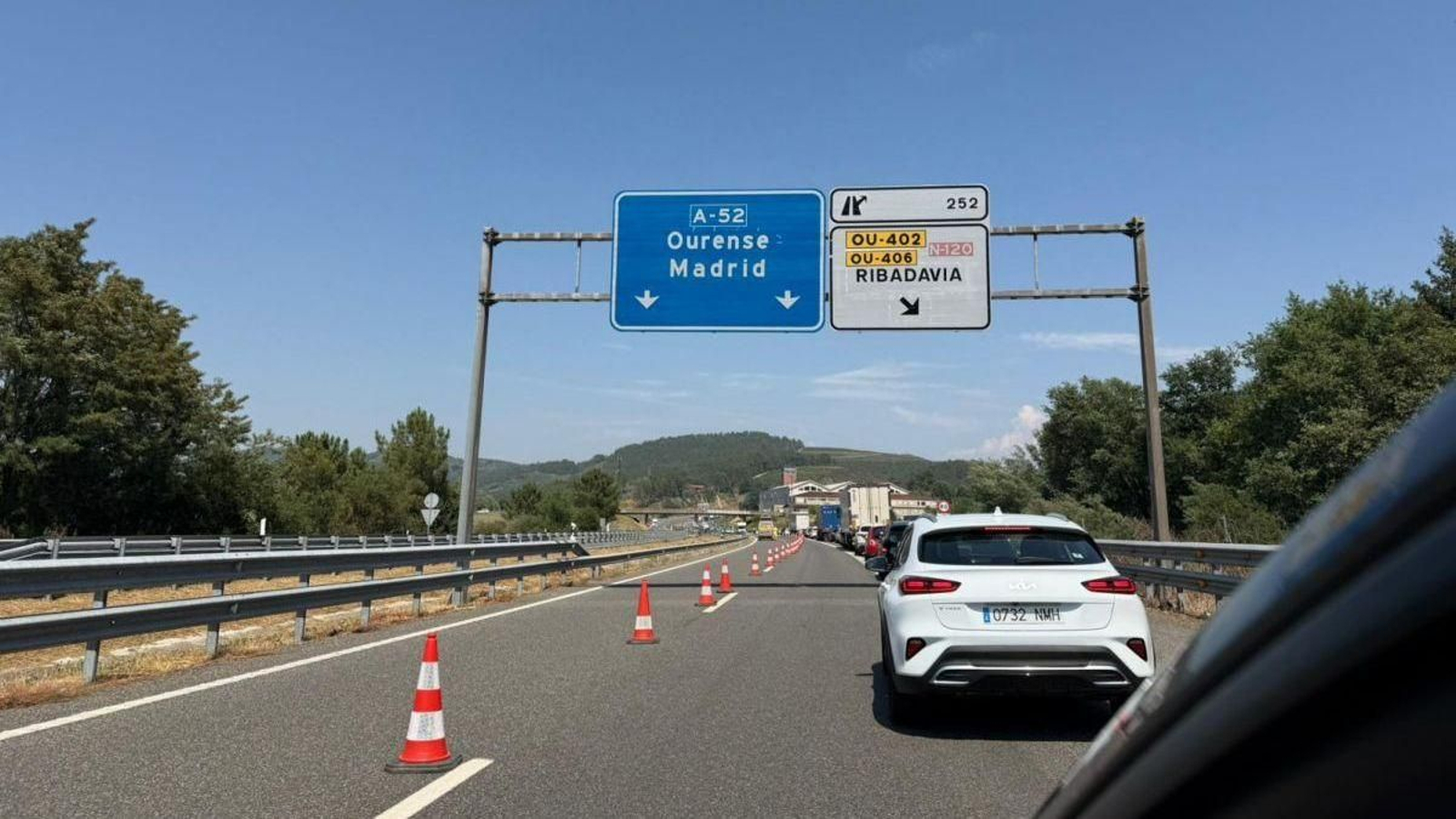 Las obras en la A-52 obligan a reducir la velocidad y generan retenciones en varios tramos entre Vigo y Ourense.