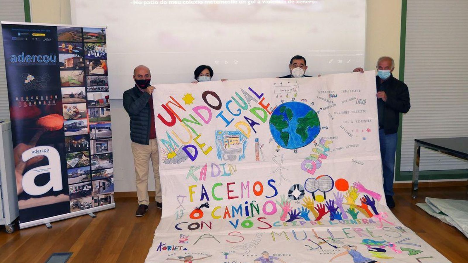 Cándido Gómez, Laura Pérez, César Blanco y Manuel Seoane con la propuesta del colegio de Luintra, en Nogueira de Ramuín.