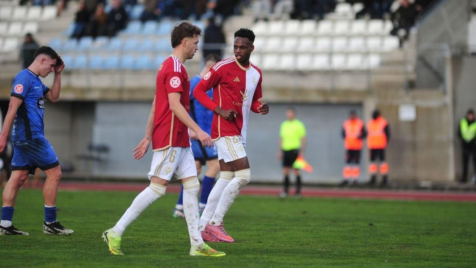 El delantero del Cacereño Kensly Vázquez, en el partido frente al Ourense CF en   A Pinguela.