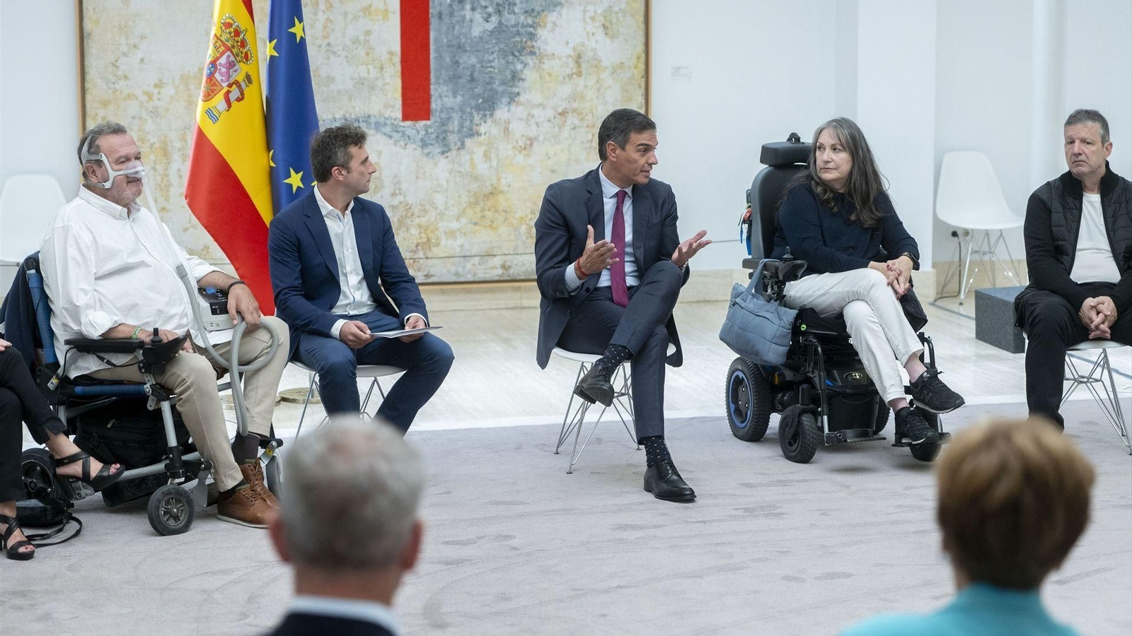Pedro Sánchez mantuvo un encuentro con representantes de enfermos de ELA en la Moncloa en 2024.
