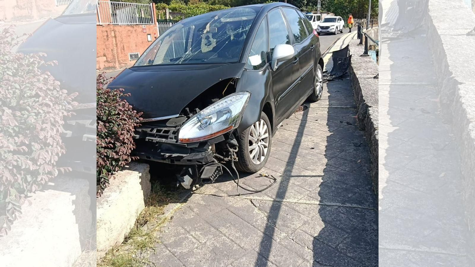 El vehículo terminó impactando contra el parque de Os Patos, en Barbadás, tras recorrer unos 40 metros sin frenos.