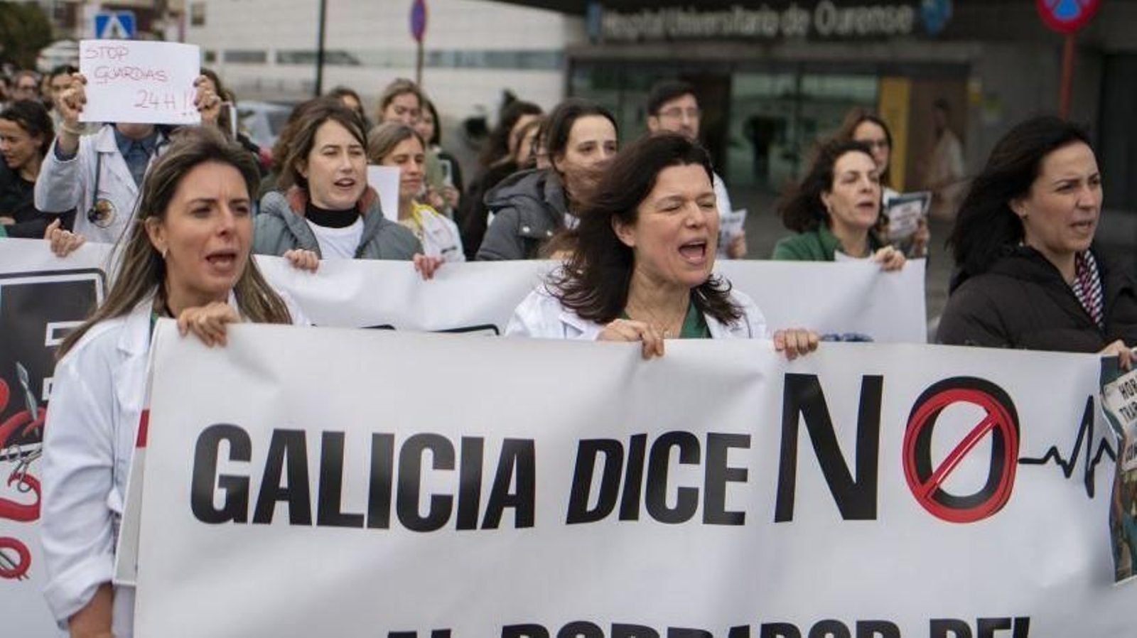 Varios médicos en la protesta de ayer frente al CHUO.