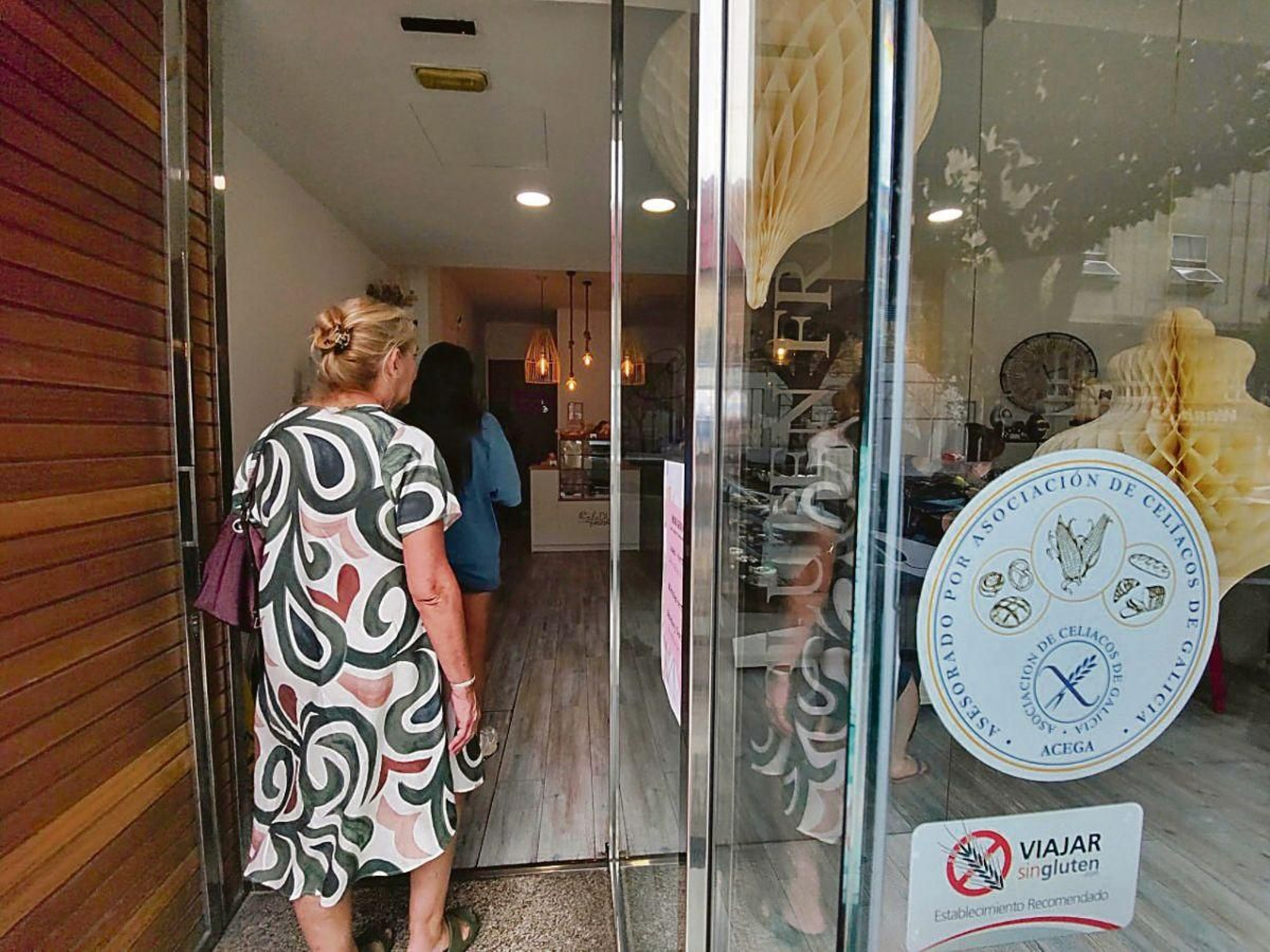 Clientas entrando a la panaderia y pastelería  Celidulce, recogida en la Asociación de Celiacos de Galicia.