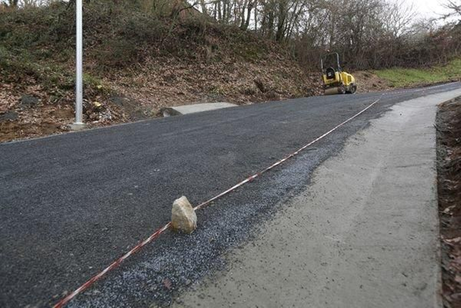 O Baño (Bande). 12/01/18. Pavimentación de la carretera que va a las termas de O Baño dese na comarcal.
Foto: Xesús Fariñas