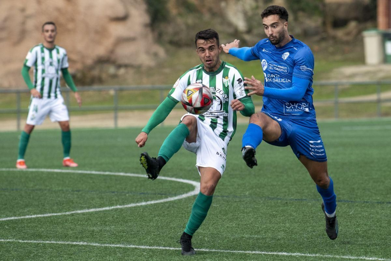 El defensa azulón Cristian Moreno trata de cortar el avance de un jugador del Guijuelo en Oira.