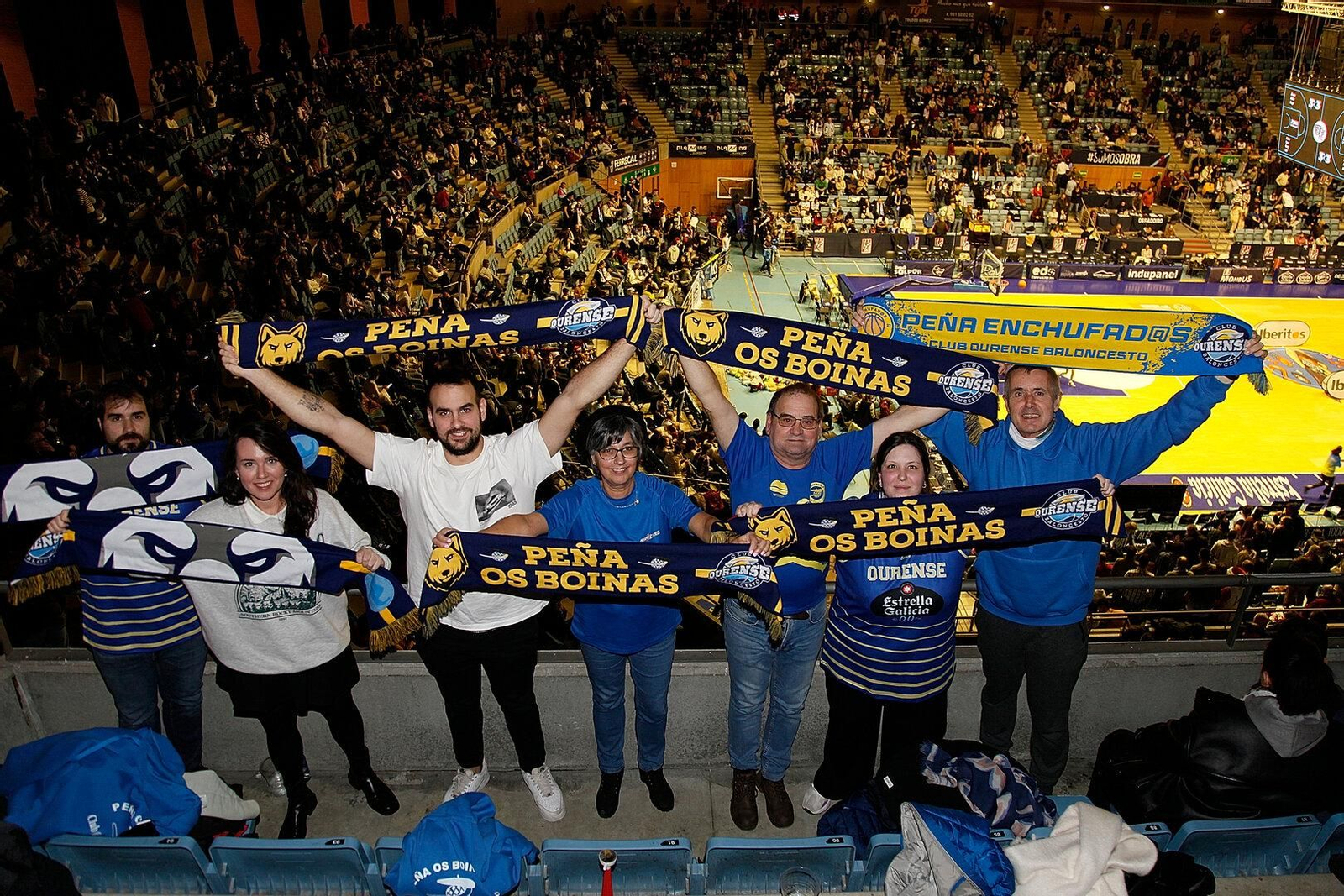 Estuvieron colocados en una esquina superior del campo.