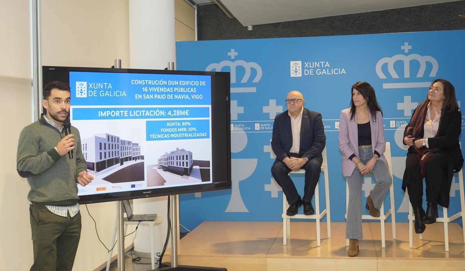 La conselleira atiende las explicaciones del nuevo edificio en construcción en Navia.