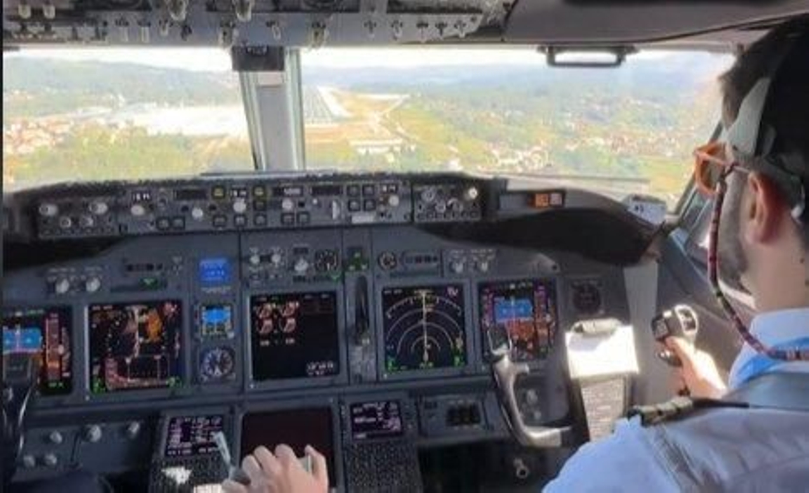 Maniobra de aterrizaje sobre el aeropuerto de Peinador. // TikTok (@moritchpilot)