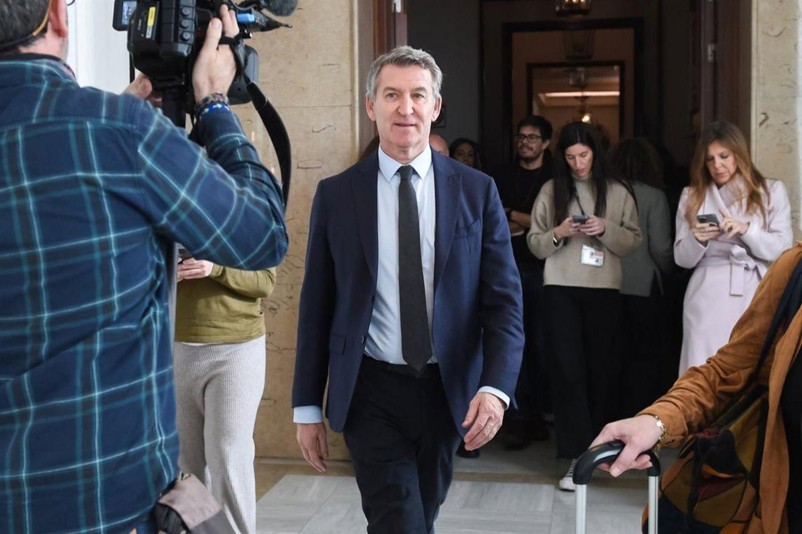 El presidente del Partido Popular, Alberto Núñez Feijóo, entra al Congreso.