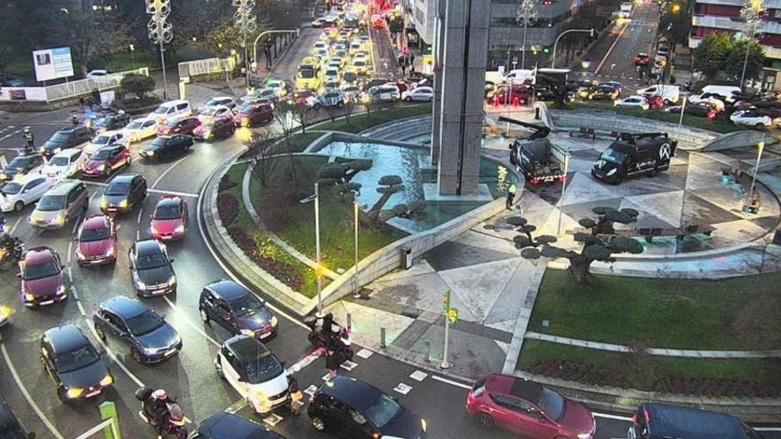 Praza América y Avenida de Castrelos colapsadas desde las cámaras municipales de Tráfico.