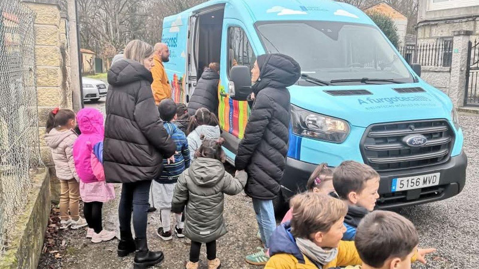 Cativada agardando a súa quenda para entrar na Furgoteca.