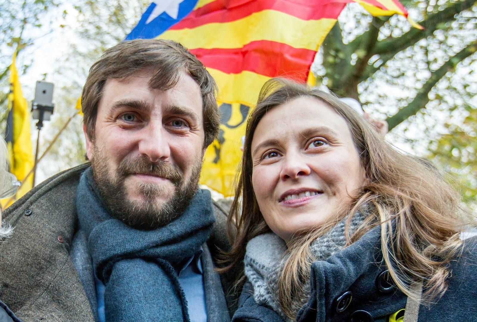 Comin y Serret, en una protesta independentista el domingo en Bruselas.