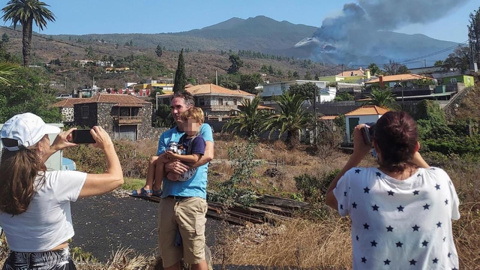 Numerosos curiosos y turistas se acercan hasta la zona de la erupción. EFE/Miguel Calero
