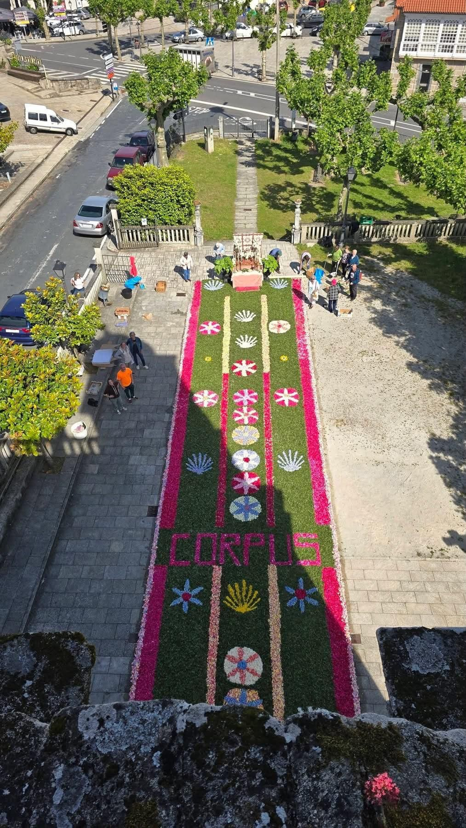 Galería | Castro Caldelas se engalana con alfombras de flores para el Corpus Christi