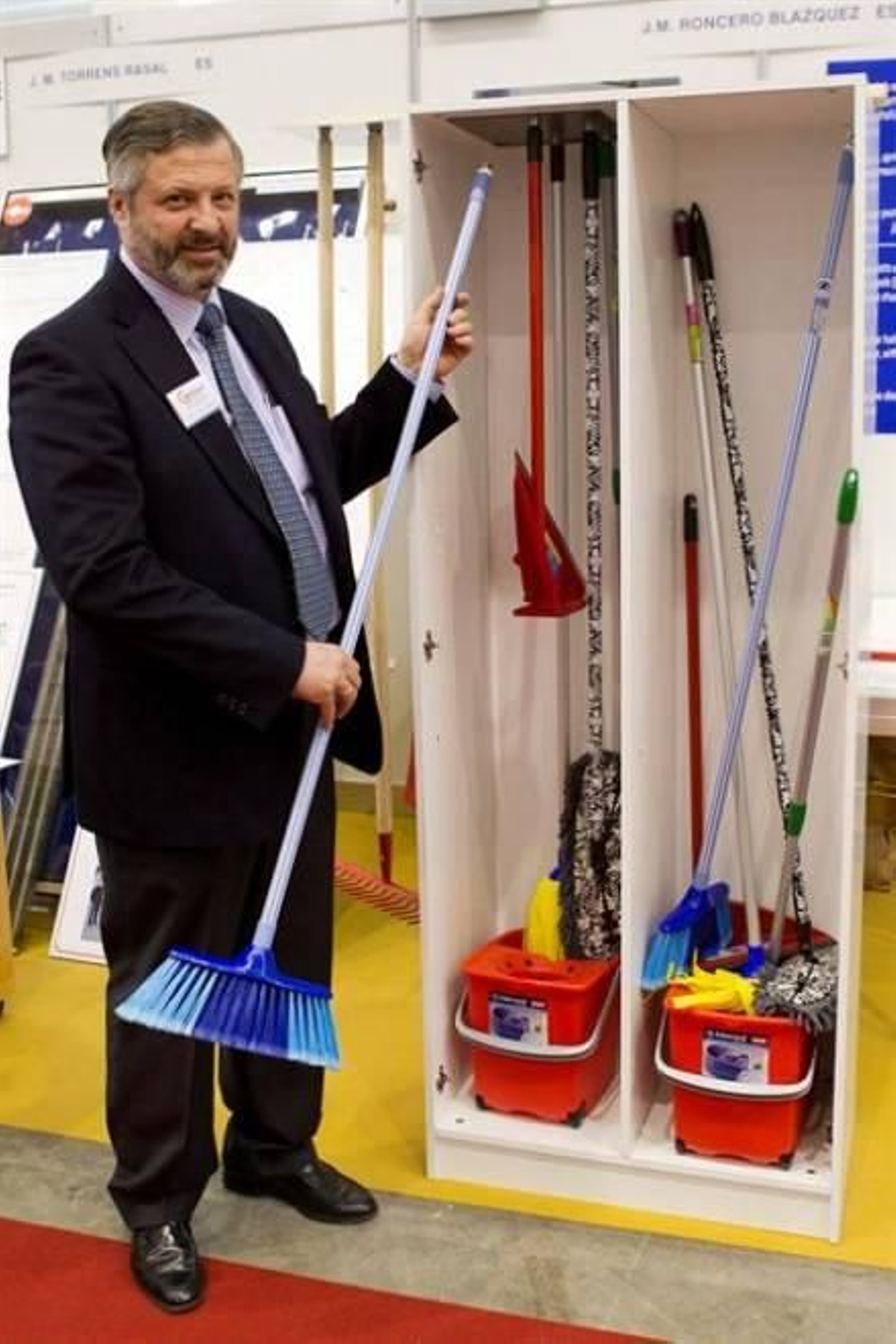 El inventor español Jose María Roncero Blázquez presenta su invento, el 'Magnet', un sistema para mejorar el almacenamiento de útiles de limpieza. Foto: EFE