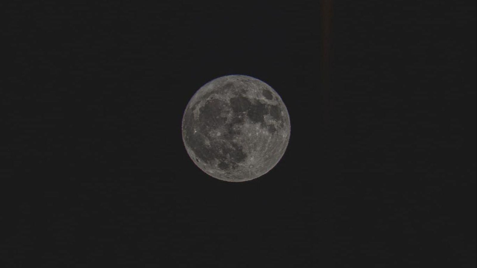 La luna en la noche de los nuevos apagones en Ourense.