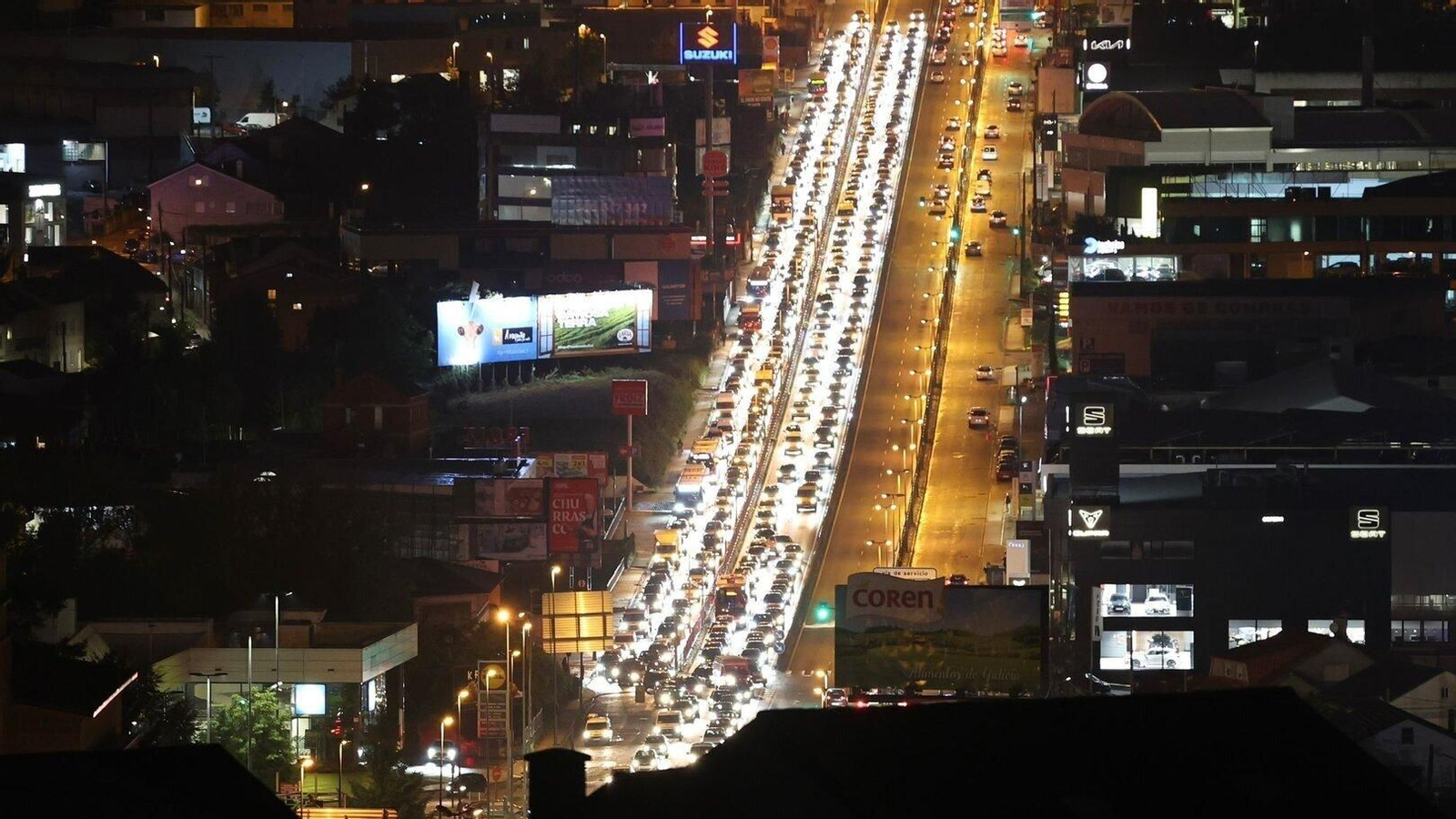 Tráfico colapsado por el accidente en la Avenida de Madrid. // Alberte