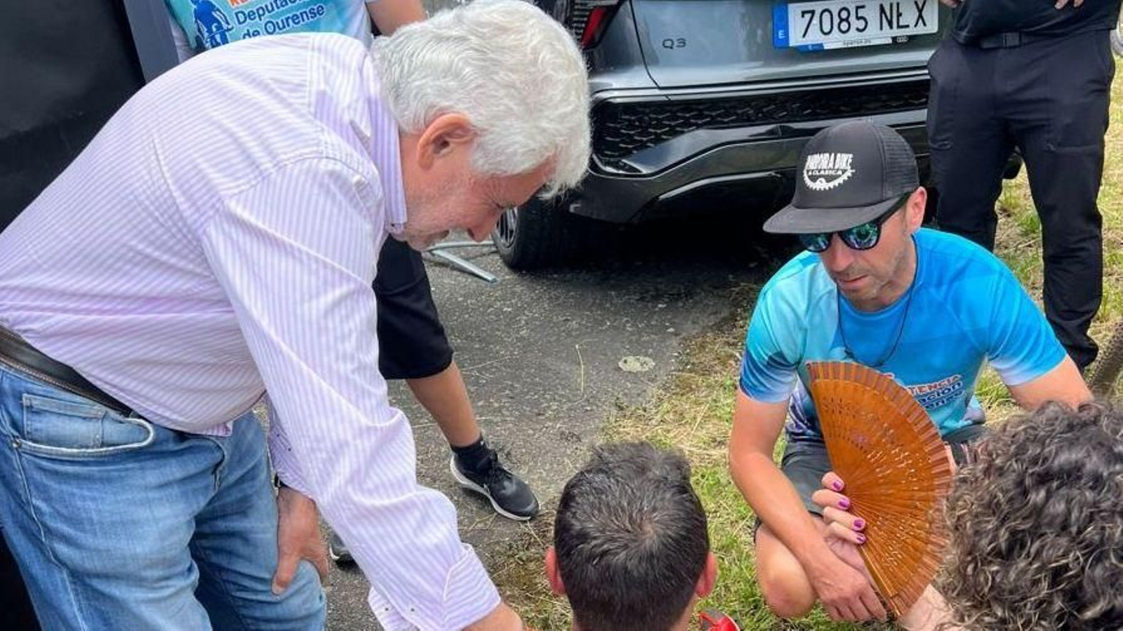 Rosendo Fernández, vicepresidente de la Diputación, ejerciendo de médico y atendiendo a un participante de la BTT Resistencia Ourense.