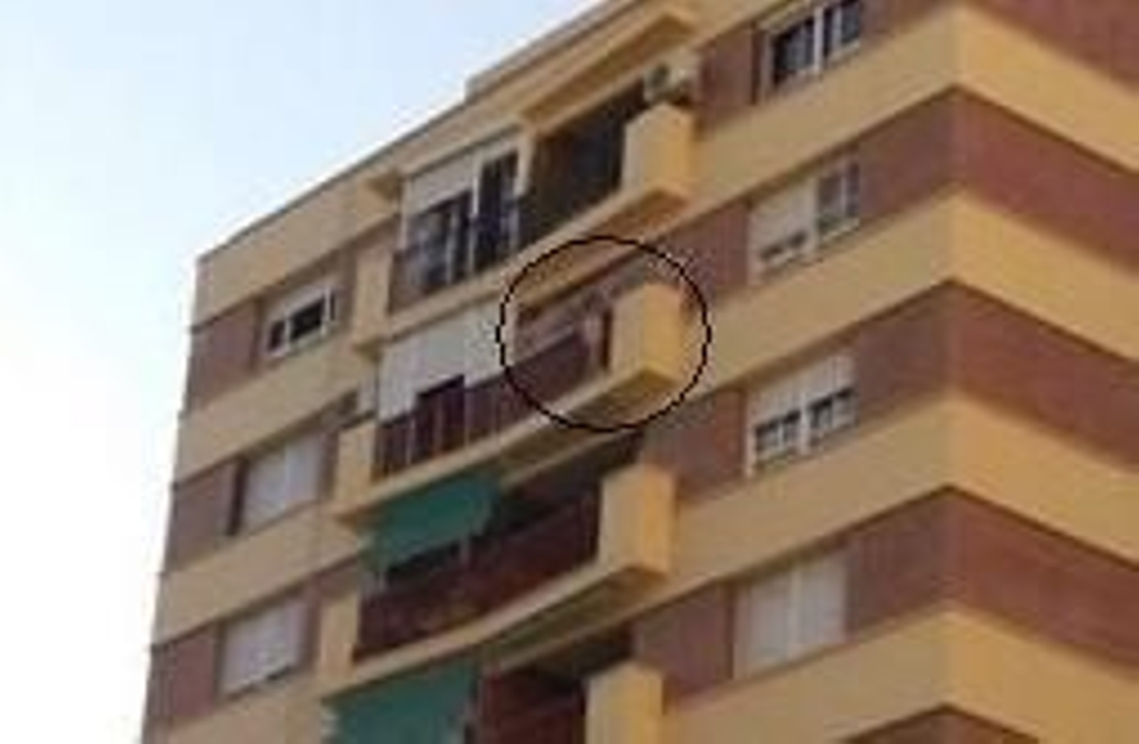 La niña en el balcón del octavo piso.