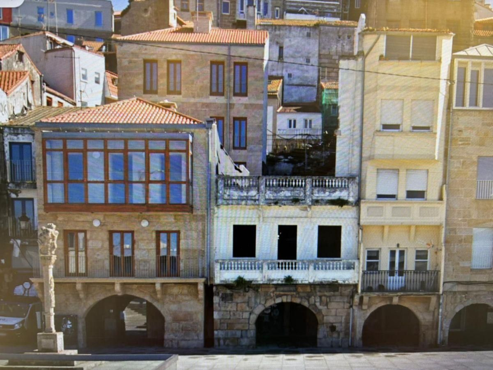 El edificio amarillo, recién comprado. Los otros también son del Consorcio Casco Vello (CCVV).