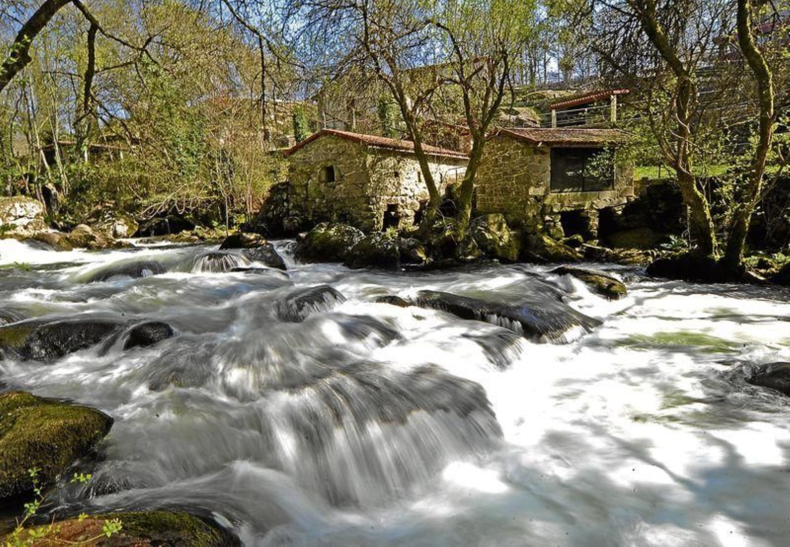 El Parque Etnográfico a orillas del río Arenteiro.